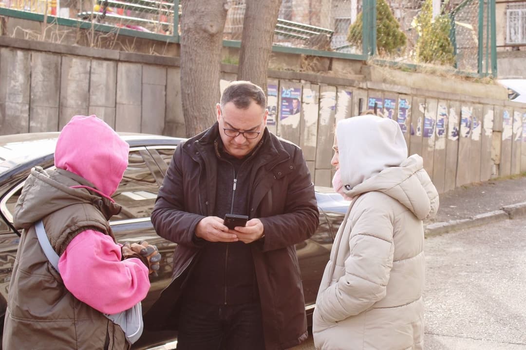 ლაშა დოლბაძე სამუშაო ჯგუფის ფორმატში, აფეთქების შედეგად დაზარალებულ მოსახლეობას შეხვდა