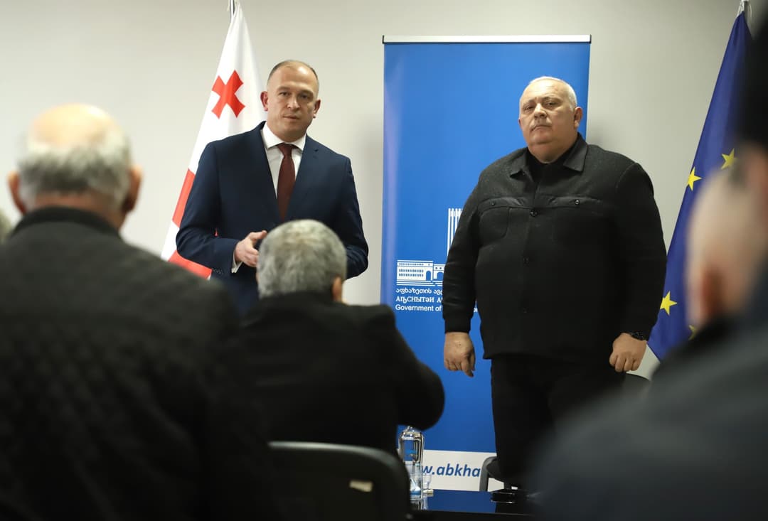 აფხაზეთის მთავრობის თავმჯდომარე სამეგრელო-ზემო სვანეთში მცხოვრებ ვეტერანებს შეხვდა