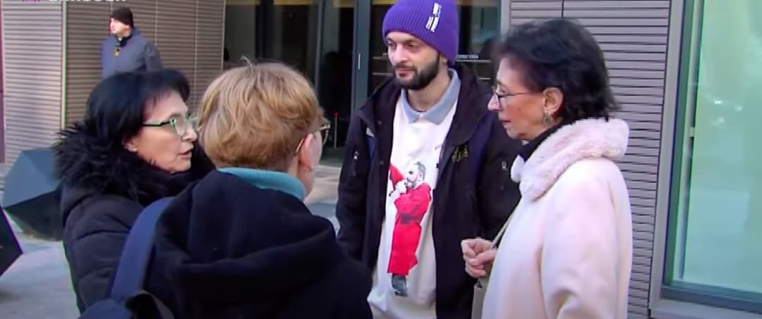 პაველ ჰერჩინსკის დაკავებული აქტივისტების ოჯახის წევრები ხვდებიან