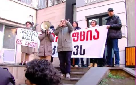 დევნილთა სააგენტოსთან საპროტესტო აქცია მიმდინარეობს