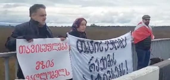 ბათუმი-თბილისის მაგისტრალზე ჟურნალისტებმა მზია ამაღლობელის მხარდამჭერი აქცია გამართეს