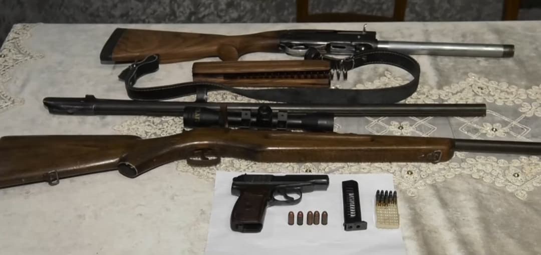 პოლიციამ თბილისსა და რეგიონებში უკანონო ცეცხლსასროლი იარაღები და საბრძოლო მასალა ამოიღო – დაკავებულია 21 პირი