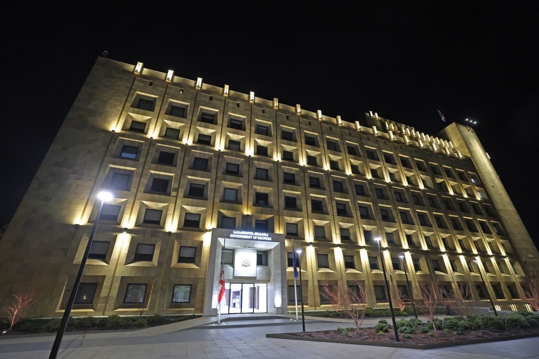 საბჭოთა ოკუპაციის დღესთან დაკავშირებით, მთავრობის ადმინისტრაციის შენობაზე სახელმწიფო დროშა დაეშვა