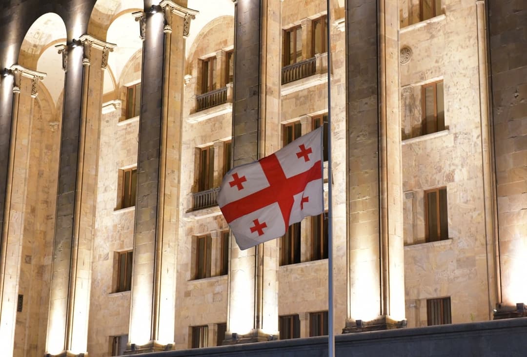 პარლამენტის სასახლეზე სახელმწიფო დროშა დაეშვა