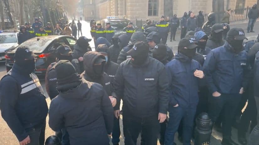 პარლამენტთან პოლიციელებსა და აქციის მონაწილეებს შორის დაპირისპირება იყო