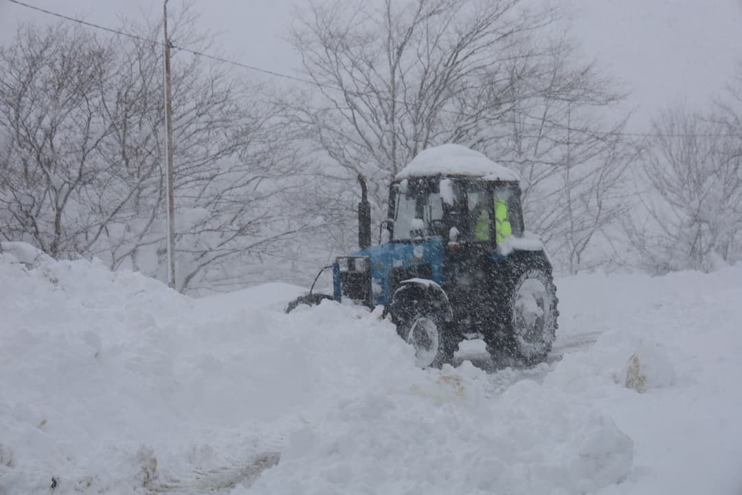 ქედის მუნიციპალიტეტში სოფლის ცენტრებამდე მისასვლელი საავტომობილო გზების გაწმენდითი სამუშაოები მიმდინარეობს
