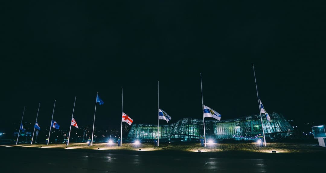 შსს-ს ადმინისტრაციულ შენობებზე სახელმწიფო დროშები დაშვებულია