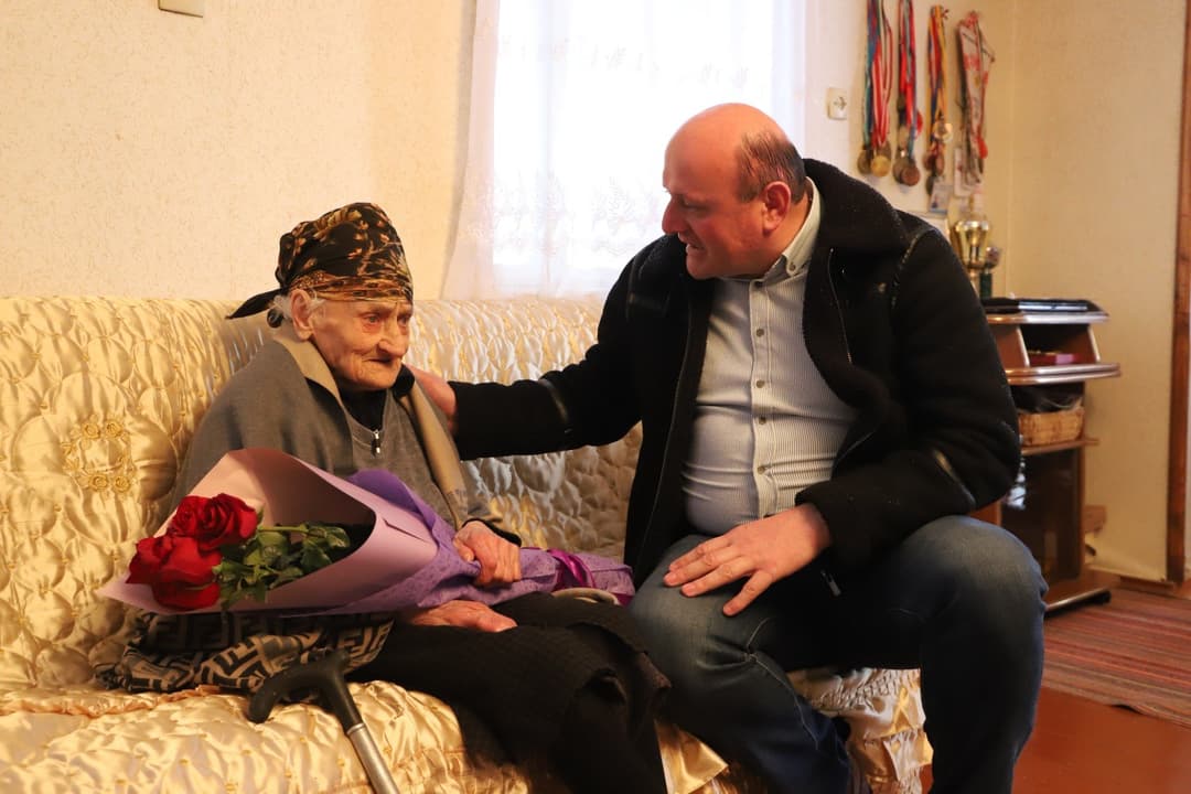 თერჯოლის მუნიციპალიტეტის მერმა საზანოელ ჟენია ჩუბინიძეს ასი წლის იუბილე მიულოცა