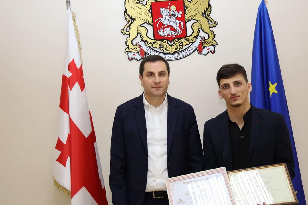 ბესიკ ამირანაშვილმა ბერძნულ-რომაული სტილით მოჭიდავე დიმიტრი ხაჩიძეს უმასპინძლა, რომელმაც ევროპის ჩემპიონატზე გამარჯვება მოიპოვა