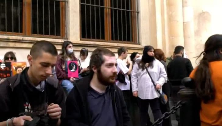 პარლამენტის უკანა შესასვლელთან საპროტესტო აქცია მიმდინარეობს