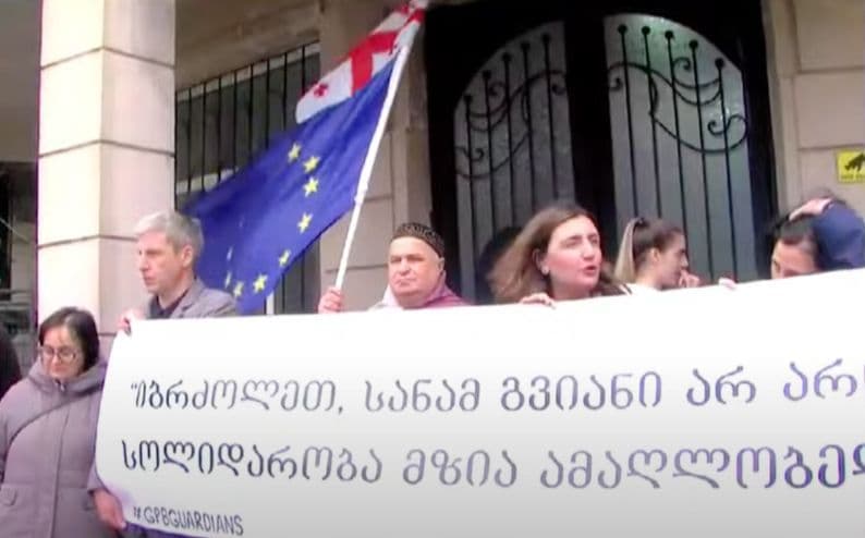 ბათუმის საქალაქო სასამართლოსთან მზია ამაღლობელის სოლიდარობის აქცია მიმდინარეობს