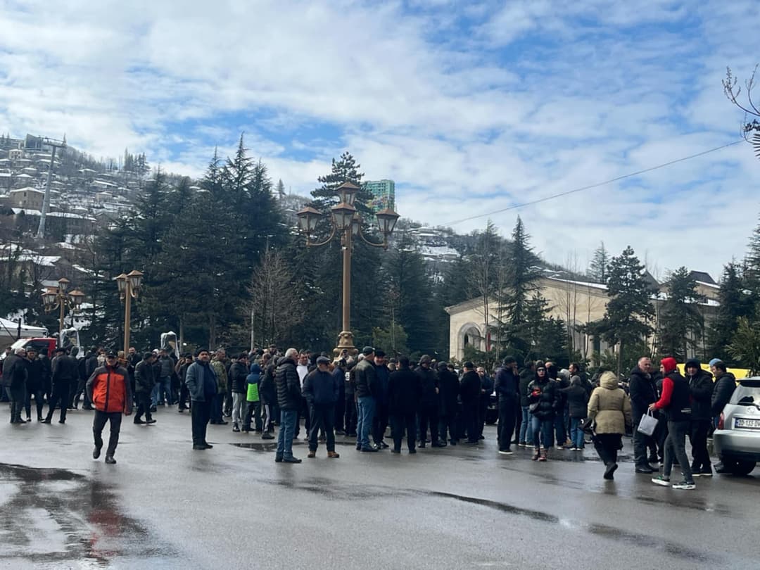 ჭიათურაში მაღაროელები საპროტესტო აქციას მართავენ