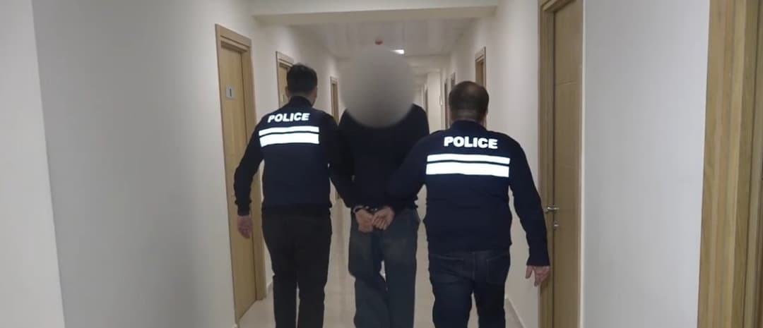 პოლიციამ შსს-ს ბალანსზე რიცხული ავტომობილის დაზიანებისთვის ერთი პირი დააკავა