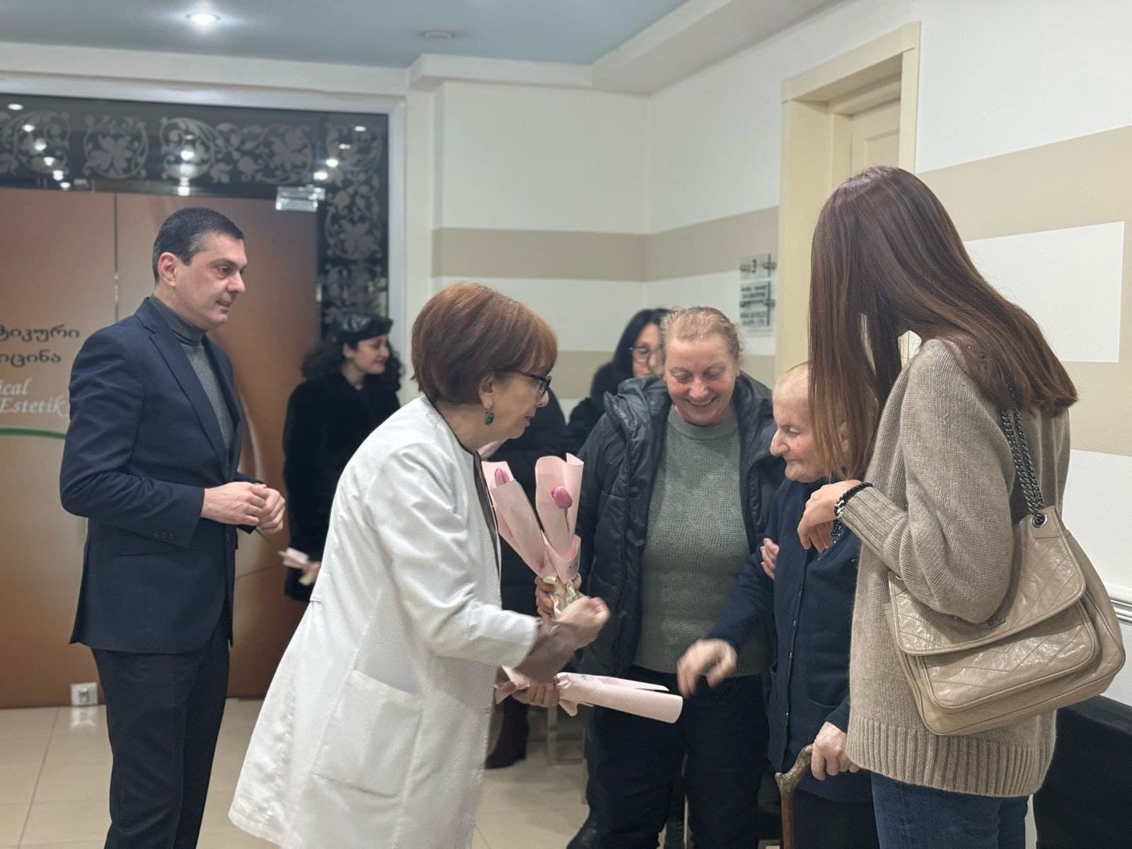 Frontnews image description