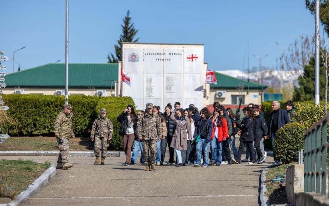 “ერთი დღე ჯარში” – პროექტის ფარგლებში მე-5 საარტილერიო ბრიგადას თბილისისა და რუსთავის სკოლების მოსწავლეები ესტუმრნენ