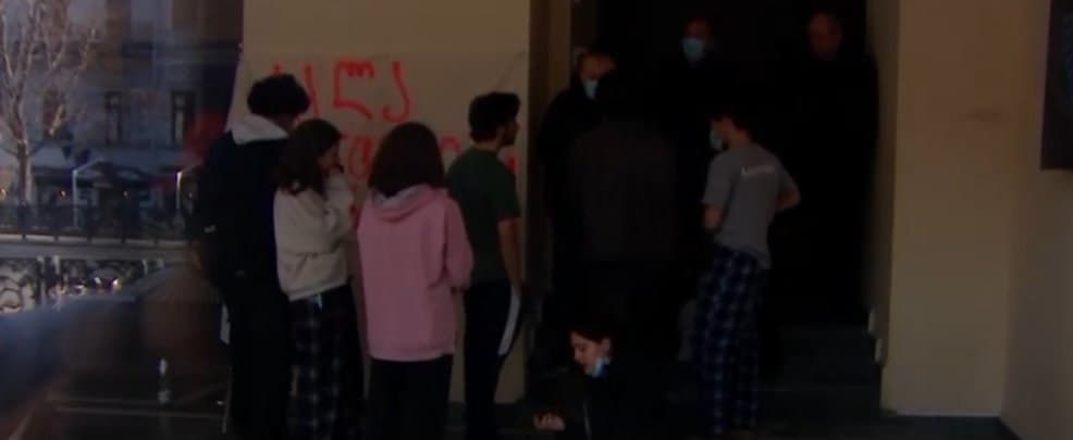 თეატრალური უნივერსიტეტის შენობაში, სადაც პროტესტის მონაწილე სტუდენტები იმყოფებიან, სადეზინფექციო სამუშაოები დაიწყეს