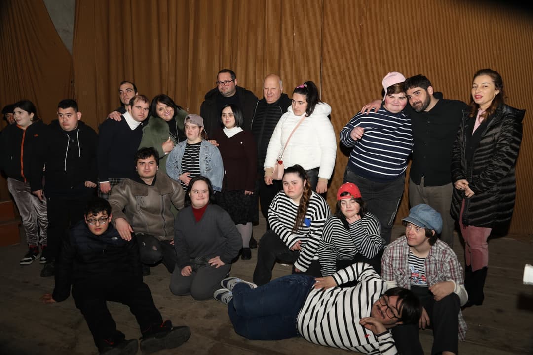 სოფელ მაღლაკის კულტურის სახლში “აზდაკის ბაღის” ინტეგრირებულმა თეატრმა “HELLADOS”-ის მიხედვით დადგმული სპექტაკლი წარმოადგინა