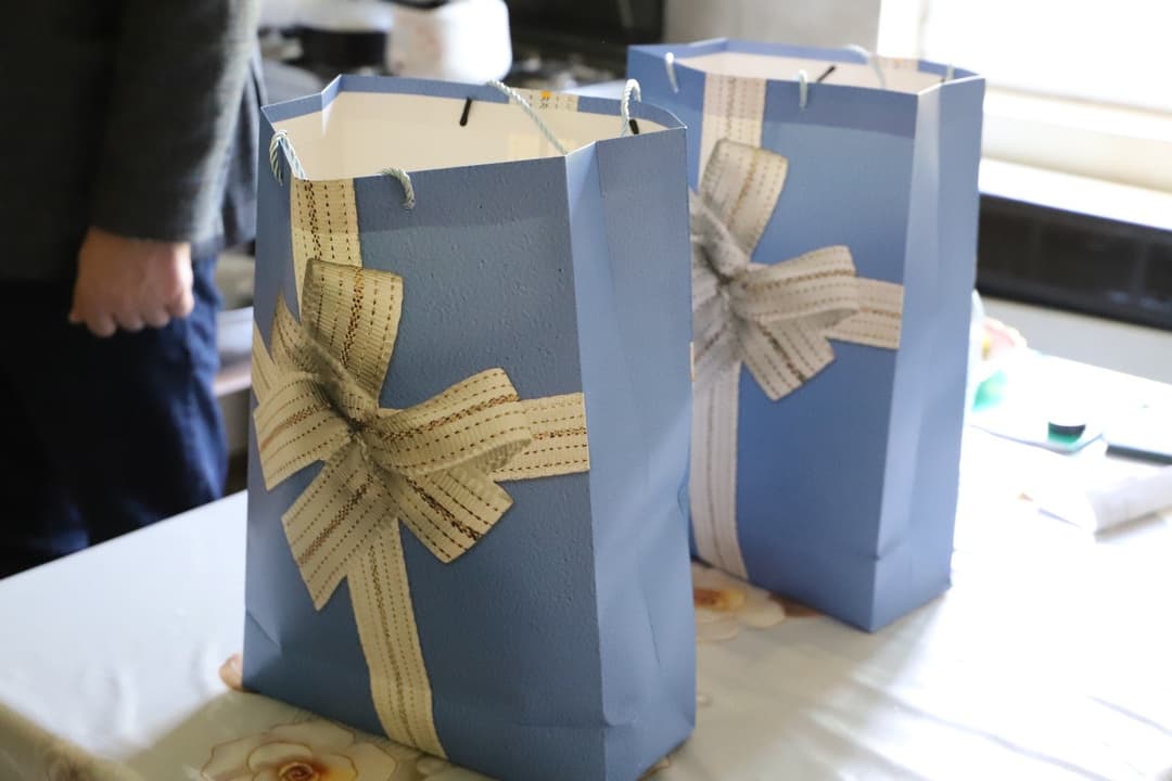 თერჯოლის მუნიციპალიტეტში აღდგომის დღესასწაულთან დაკავშირებით, 100-მდე მარტოხელა მოხუცს სააღდგომო ამანათები გადაეცა