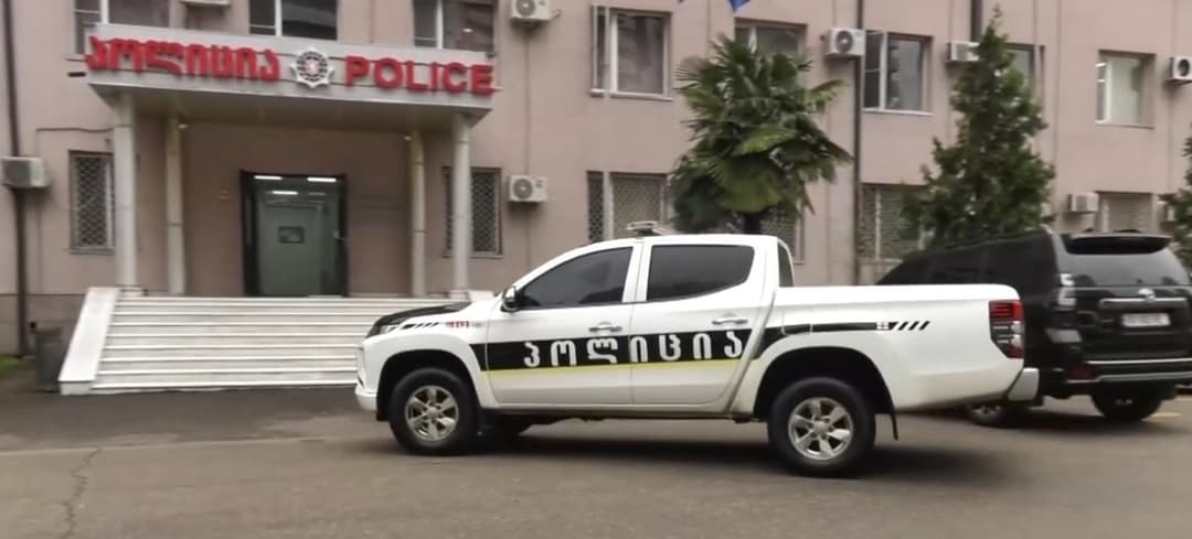 აჭარის პოლიციამ ჯგუფურად ჩადენილი გამოძალვისა და იძულების ბრალდებით სამი პირი დააკავა