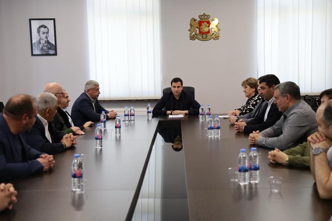 ბესიკ ამირანაშვილმა ადიგენის მუნიციპალიტეტში, რეგიონში შემავალი მუნიციპალიტეტების მერებთან და საკრებულოს თავმჯდომარეებთან სამუშაო შეხვედრა გამართა