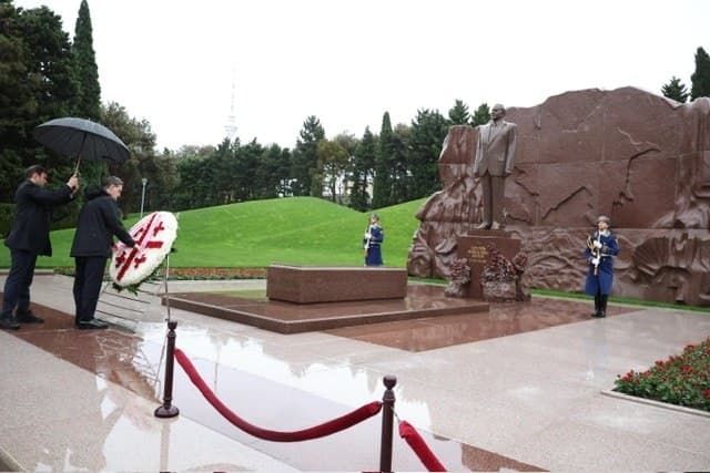 მიხეილ ყაველაშვილმა ჰეიდარ ალიევის საფლავი და მარადიული ცეცხლის მემორიალი გვირგვინით შეამკო