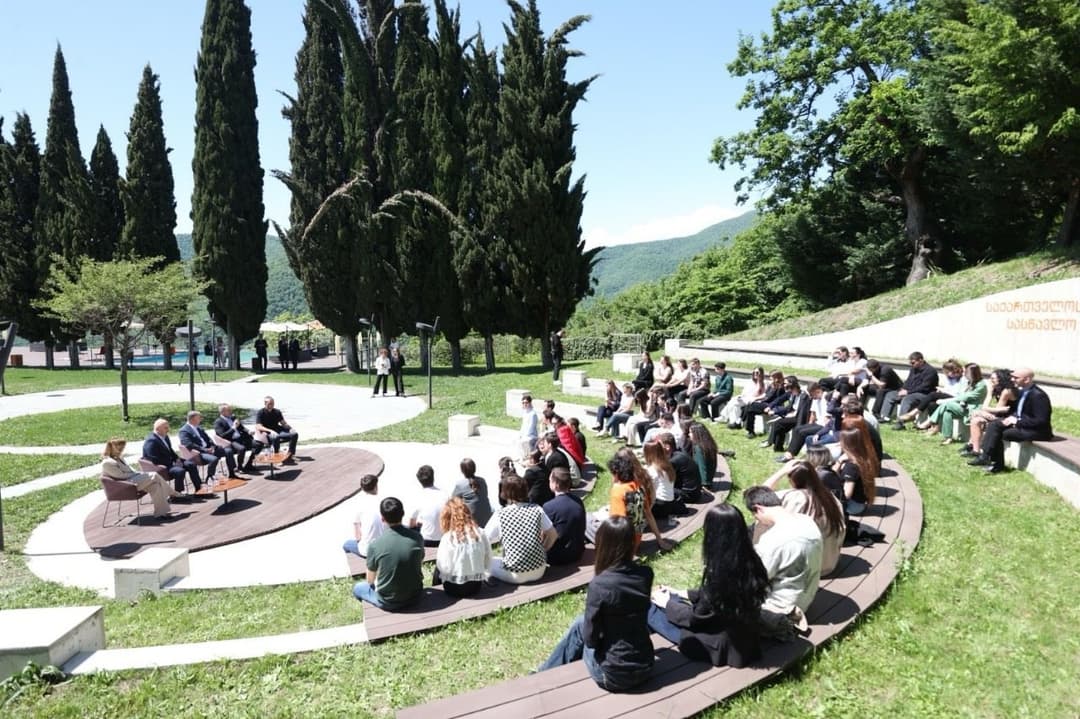 ალექსანდრე წულაძემ და პაატა სალიამ ყვარლის იუსტიციის სასწავლო ცენტრში ახალგაზრდებისთვის თემატური ბანაკი გახსნეს