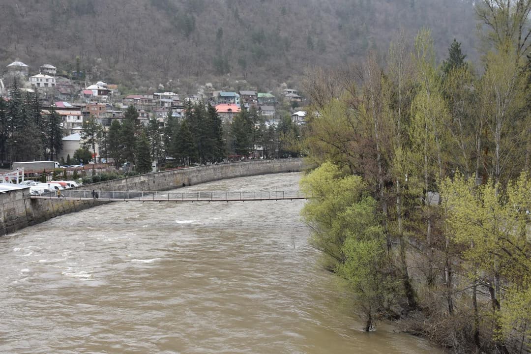 ბორჯომში, რობაქიძის ქუჩაზე მდინარე მტკვრის ნაპირსამაგრი კედლის რეაბილიტაცია დაიწყო