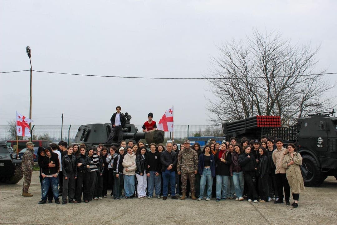 “ერთი დღე ჯარში“ პროექტის ფარგლებში მე-6 საარტილერიო ბრიგადამ სკოლების მოსწავლეებს უმასპინძლა