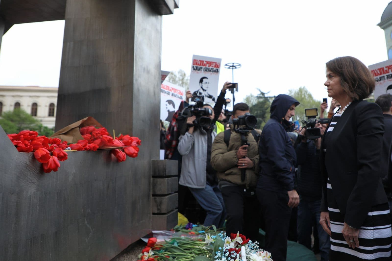 Frontnews image description