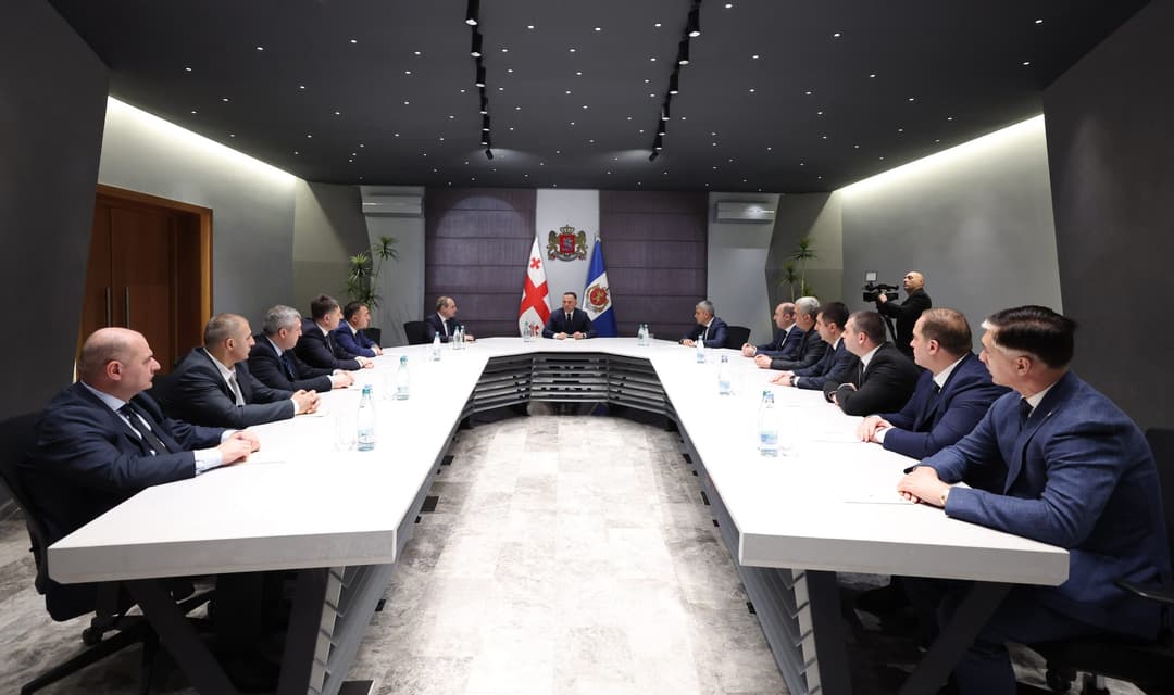 ვახტანგ გომელაურმა თბილისის პოლიციის დეპარტამენტის თანამშრომლებს ახალი უფროსი წარუდგინა