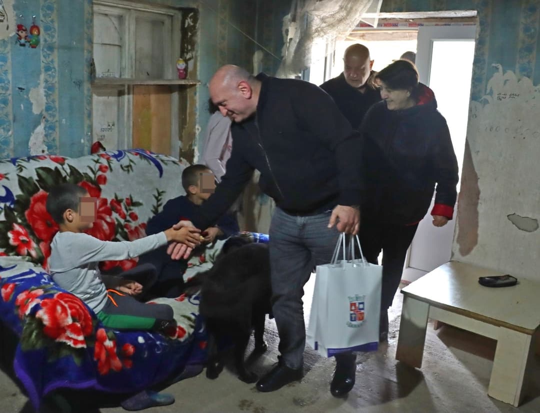 გორის მერის მოვალეობის შემსრულებელმა ადგილობრივი ხელისუფლების სხვა წარმომადგენლებთან ერთად ბენეფიციარებს სააღდგომო ნობათები გადასცა