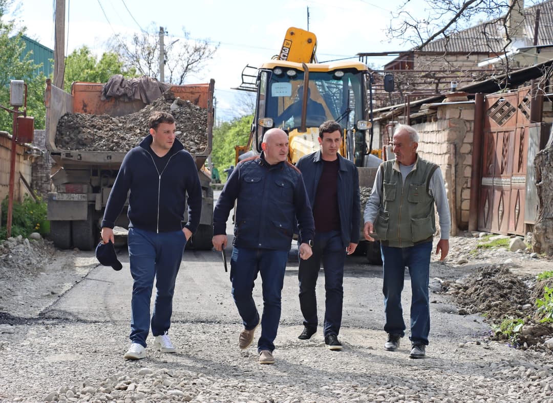 გორის მუნიციპალიტეტის მერის მოვალეობის შემსრულებელმა ფლავს და ფლავისმანში გზების სარეაბილიტაციო სამუშაოები დაათვალიერა