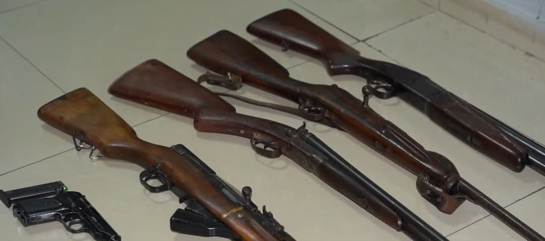 პოლიციამ თბილისსა და რეგიონებში უკანონო ცეცხლსასროლი იარაღები და საბრძოლო მასალა ამოიღო – დაკავებულია 18 პირი