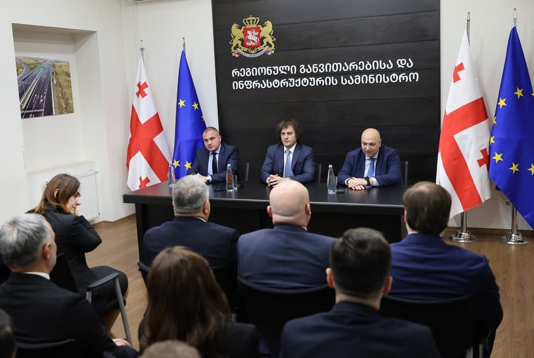 ირაკლი კობახიძემ ინფრასტრუქტურის ახალი მინისტრი რევაზ სოხაძე სამინისტროს თანამშრომლებს წარუდგინა