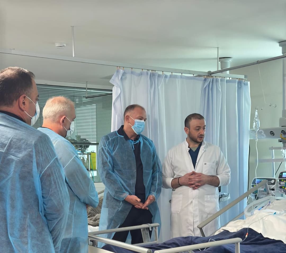 ლევან მგალობლიშვილმა ხონში ავტოავარიის შედეგად დაშავებული დევნილი ახალგაზრდები მოინახულა