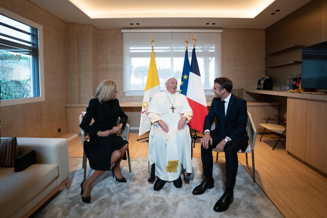 მაკრონი – რომის პაპს სურდა, ეკლესიას ყველაზე ღარიბებისთვის სიხარული და იმედი მოეტანა