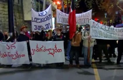 რუსთაველის გამზირის მიმართულებით რამდენიმე მარში იმართება