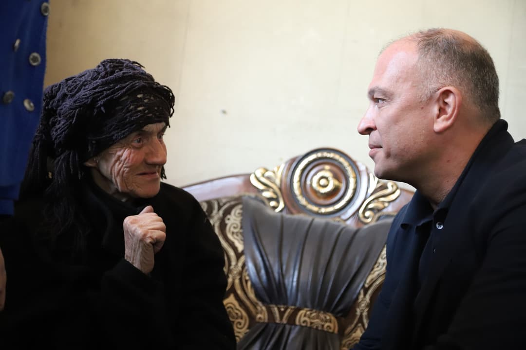 აფხაზეთიდან დროებით დევნილ 1000-მდე ოჯახს სააღდგომო ნობათი გადაეცა