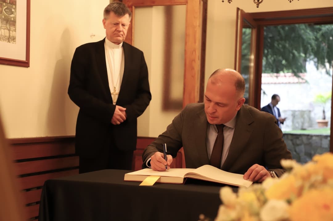 ლევან მგალობლიშვილმა რომის პაპ ფრანცისკეს გარდაცვალებასთან დაკავშირებით გახსნილ სამძიმრის წიგნში ჩანაწერი გააკეთა