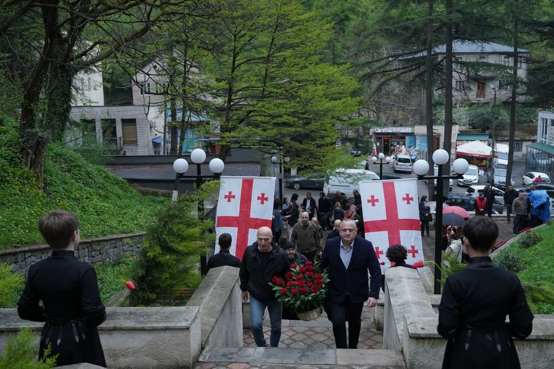ჭიათურაში 1989 წლის 9 აპრილს დაღუპულთა ხსოვნას პატივი მიაგეს და 9 აპრილის სკვერში მემორიალი გვირგვინით შეამკეს