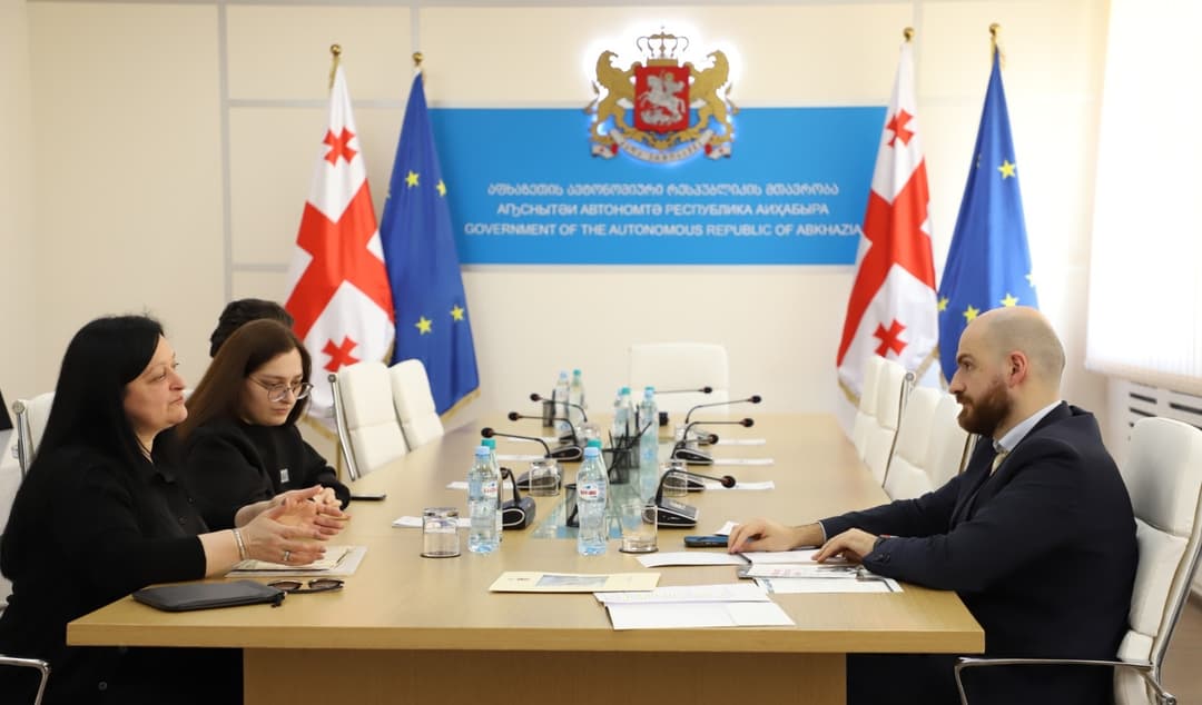 აფხაზეთის მთავრობის აპარატის უფროსი დავით მორგოშია დროებით დევნილ მოქალაქეებს შეხვდა