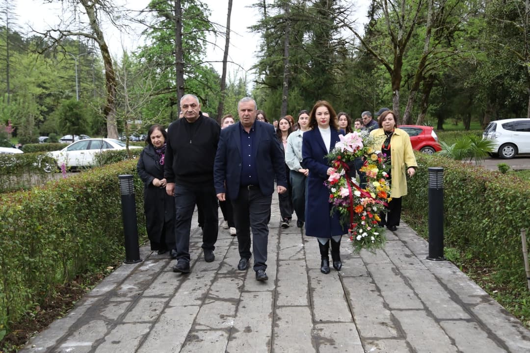 წყალტუბოში 9 აპრილის მემორიალი ყვავილებით შეამკეს