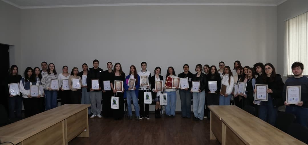 წყალტუბოს მუნიციპალიტეტის მერმა და თვითმმართველობის წარმომადგენლებმა ესეების კონკურსის გამარჯვებულებს დიპლომები და სიმბოლური საჩუქრები გადასცეს
