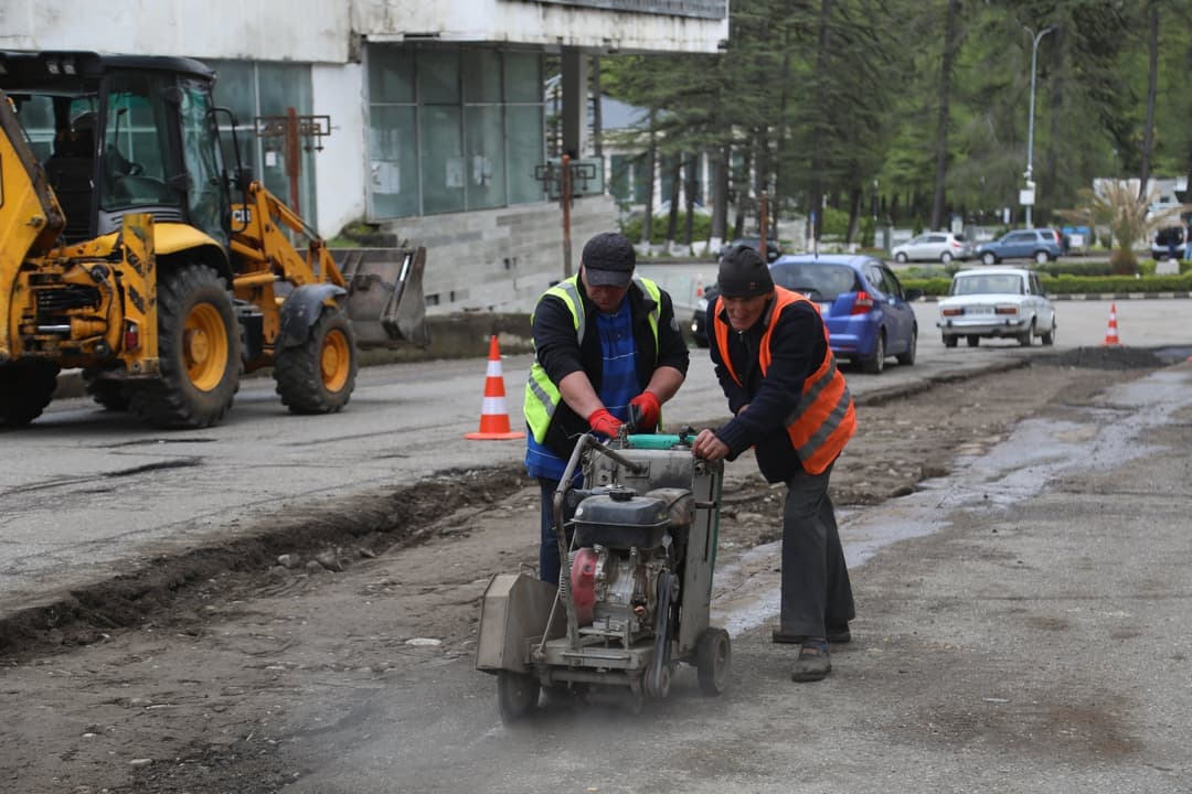 წყალტუბოში გზებზე ორმოების შეკეთების სამუშაოები მიმდინარეობს