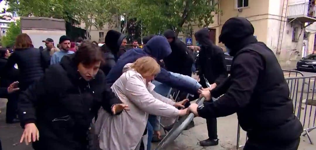 ყაზბეგის გამზირზე მოქალაქეები კორპუსის მშენებლობას აპროტესტებენ