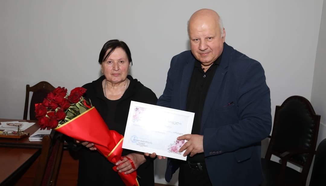 წყალტუბოს მუნიციპალიტეტის მერის ინიციატივით, ღვაწლმოსილ ბიბლიოთეკარს სულიკო სვანიძეს მადლობის სიგელი გადაეცა