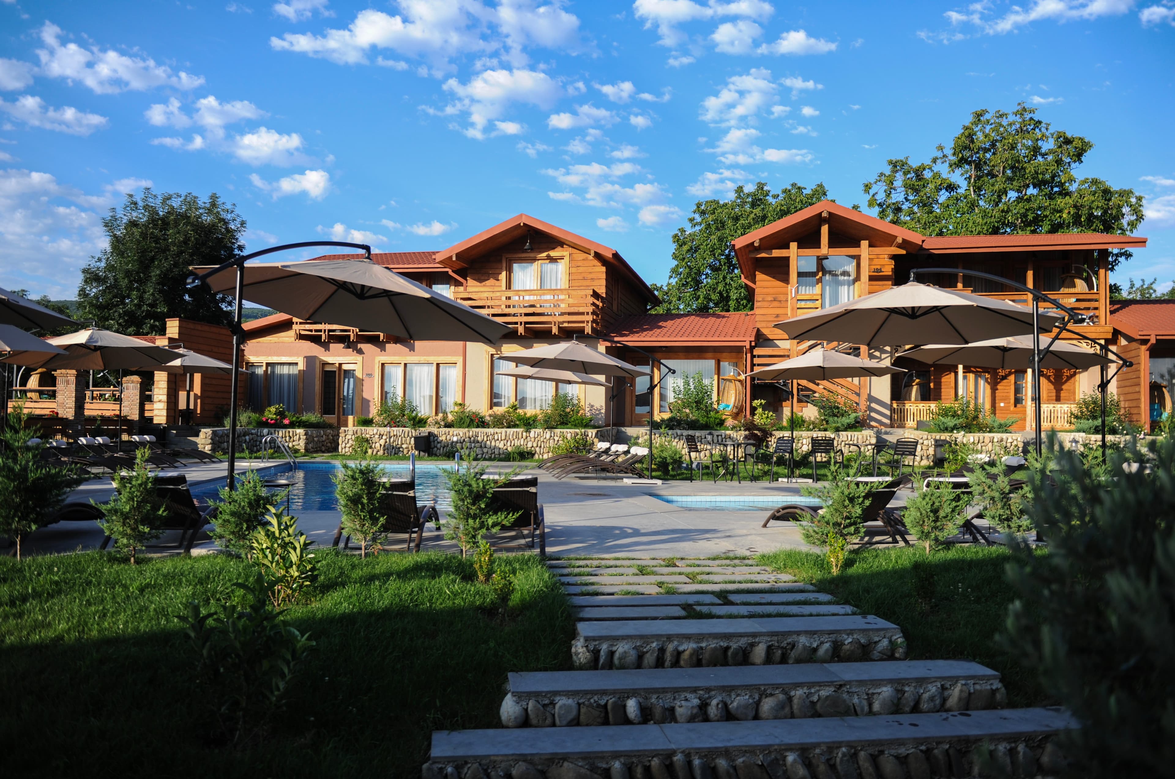 <p style="text-align: justify"><span style="color: rgb(0, 0, 0)">თუ ოდესმე გიფიქრიათ, რომ ფოტო რეალობას ვერ გადმოსცემს - სასტუმრო </span><a target="_blank" rel="noopener noreferrer nofollow" class="text-brand-500 underline" href="https://www.facebook.com/Serodani.ge"><span style="color: rgb(70, 120, 134)">„სეროდანი“</span></a><span style="color: rgb(0, 0, 0)"> სწორედ ასეთი ადგილია. დიდი ვენახების, ალაზნის ველისა და კავკასიონის სილამაზის აღსაქმელად, ინსტაგრამის ფილტრი ნამდვილად არ დაგჭირდებათ და აქ ყოფნის დროს გადაღებული ფოტოები ყოველგვარი დამუშავების გარეშე თამამად შეგიძლიათ ატვირთოთ. თუმცა, ამ ადგილის მთავარი ხიბლი ხედებს მიღმა იმალება.&nbsp;</span></p><p style="text-align: justify"><span style="color: rgb(0, 0, 0)">თელავიდან 3 წუთის სავალ გზაზე დაშორებული სოფელი სეროდანი საუკუნის წინ დაიცალა. სწორედ ადგილმდებარეობიდან გამომდინარე დაერქვა სასტუმროს ეს სახელი.</span></p><p style="text-align: justify">სასტუმრო 6 ხის კოტეჯს, ორ ღია ტიპის აუზს და ქართულ ტრადიციულ რესტორანს აერთიანებს. სტუმრებს „სეროდანში“ რამდენიმე სახეობის &nbsp;ღვინოს საკუთარი მარნიდან სთავაზობენ. &nbsp;სასტუმრო ჯამში 32 სტუმარზეა გათვლილი. ყველაფერი მაღალი ხარისხის, &nbsp;ადგილობრივი ხის მასალითაა დამზადებული. კოტეჯში შესვლისთანავე ხვდები, რომ აქ თითოეულ დეტალზე საგულდაგულოდ იზრუნეს.</p><p style="text-align: justify">„ამ ბიზნესში &nbsp;უმნიშვნელო დეტალი არ არსებობს. როდესაც სტუმართან გაქვს ურთიერთობა, ყველა წვრილმანი მნიშვნელობას იძენს. ეს სფერო შენგან მუდმივ ჩართულობას, ყურადღებას და ზრუნვას მოითხოვს. &nbsp;აქ, ყველა ერთნაირად ვზრუნავთ იმაზე, რომ თითოეული ჩვენი სტუმარი კმაყოფილი და კიდევ მოუნდეს უკან დაბრუნება. წელიწად-ნახევარია, სასტუმრო ფუნქციონირებს და თამამად შემიძლია ვთქვა, რომ ჩვენგან უკმაყოფილო სტუმარი არ წასულა. უფრო მეტიც, თითქმის ყველა მათგანი უწევს რეკომენდაციას სხვას, რომ ჩვენთან დაისვენოს, რასაც booking-ის პლატფორმაზე, სტუმრების შეფასებებიც ადასტურებს“, - გვიხსნის ზურაბ მოდებაძე.</p><p style="text-align: justify">სტუმარმასპინძლობის ბიზნესი მუდმივი, ცოცხალი პროცესია, სადაც ყოველდღე გიწევს ადამიანების მოლოდინის გამართლება და &nbsp;დეტალებზე ზრუნვაა. ამ პროცესში ზურაბ მოდებაძისთვის მთავარი ფინანსური მხარდამჭერი თიბისია.</p><p style="text-align: justify">“20 წელზე მეტია, თიბისის ერთგული მომხმარებელი ვარ. ამ ბიზნესსაც ხელს ვერ მოვკიდებდი შეღავათიანი აგროკრედიტის გარეშე. სამომავლო გეგმებშიც თიბისის იმედი მაქვს”, - ამბობს ზურაბი.</p><p style="text-align: justify">“სეროდანი” მუდმივად ფართოვდება. სულ მალე, სტუმრებს თონეში, კახური შოთის ჩაკვრა, მაყალზე მწვადის შეწვა, ჩურჩხელების ამოვლება და არყის გამოხდაც შეეძლებათ. თუმცა,მთავარი ემოცია, რომელსაც “სეროდანი” გიჩენს, დროის გატარება კი არა, უკან მალევე დაბრუნების სურვილია.</p>