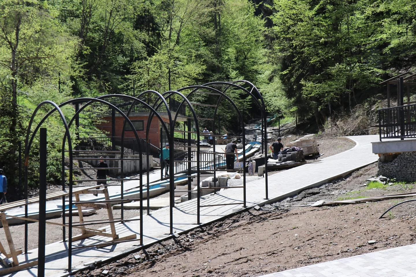 <p style="text-align: justify">ბორჯომის მუნიციპალიტეტის დაბა წაღვერში კლიმატური პირობების გამო შეჩერებული პარკის რეაბილიტაცია განახლდა.</p><p style="text-align: justify">მუნიციპალიტეტის მერიის ინფორმაციით, 10 500 კვ.მ ფართობის პარკის რეაბილიტაცია მოიცავს საბავშვო და მოსასვენებელი სივრცეების მოწყობას, გარე განათებისა და საპარკო ინფრასტრუქტურის მოწესრიგებას. პარკში ასევე განთავსდება კაფე, კომერციული ობიექტები, ფოტოგადაღების ჯიხურები და სხვა.</p><p style="text-align: justify">წაღვერის პარკის რეაბილიტაცია ადგილობრივი და ცენტრალური ბიუჯეტის თანადაფინანსებით ხორციელდება.</p>