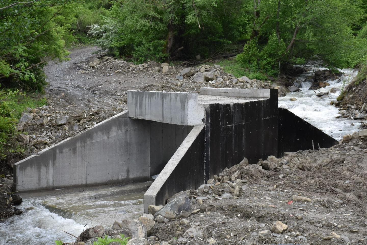 <p style="text-align: justify">სოფელ ყვიბისში მამათა მონასტერთან მისასვლელი გზის რეაბილიტაციის მეორე ეტაპი მიმდინარეობს.</p><p style="text-align: justify">ბორჯომის მუნიციპალიტეტის მერიის ინფორმაციით, პროექტი ბეტონის საფარის დაგებას, ხელოვნური ნაგებობების და მიერთებების მოწყობას ითვალისწინებს.</p><p style="text-align: justify">სამუშაოები ადგილობრივი და ცენტრალური ბიუჯეტის თანადაფინანსებით ხორციელდება.</p>