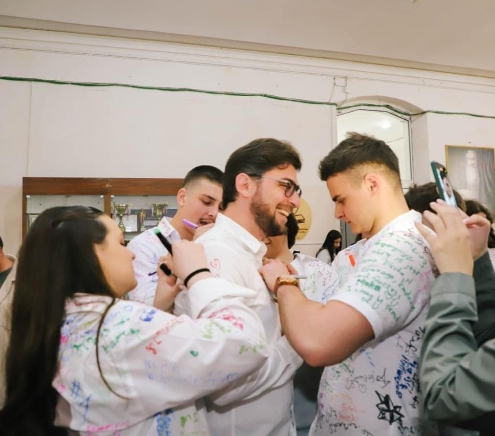 <p style="text-align: justify">ქალაქ ფოთში 491 მოსწავლისათვის ბოლო ზარი დაირეკა.</p><p style="text-align: justify">ფოთის &nbsp;მერმა ბექა ვაჭარაძემ კურსდამთავრებულებს სკოლის დამთავრება მიულოცა და წარმატებული მომავალი უსურვა.</p><p style="text-align: justify">"ფოთის მერია ყველა კურსდამთავრებულს ულოცავს სკოლის დამთავრებას და ცხოვრების ახალ ეტაპზე გადასვლას. წარმატებებს ვუსურვებთ ამ საინტერესო გზაზე​ მშობლიური ქალაქის საკეთილდღეოდ!" - აღნიშნავენ ფოთის მერიაში.</p>